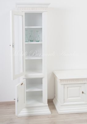 Piccola libreria stile classico contemporaneo con 1 anta chiusa e 1 anta a vetro finitura colore bianco