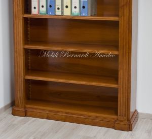 Libreria stile classico a ponte realizzata in legno di noce con capitelli intagliati e ripiani spostabili