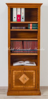 Piccola libreria da soggiorno o ufficio in legno di noce intarsiata olivo con antine e ripiani spostabili