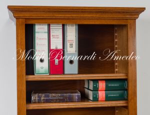 Piccola libreria da soggiorno o ufficio in legno di noce intarsiata olivo con antine e ripiani spostabili