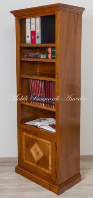 Piccola libreria da soggiorno o ufficio in legno di noce intarsiata olivo con antine e ripiani spostabili