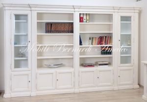 Libreria classica da soggiorno o studio in legno massiccio colore bianco con ante e vani a giorno
