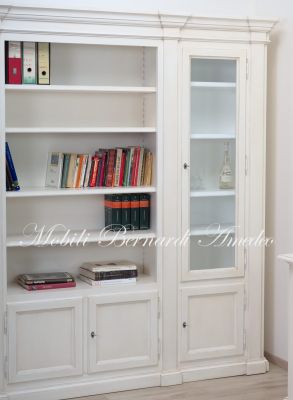 Libreria classica da soggiorno o studio in legno massiccio colore bianco con ante e vani a giorno