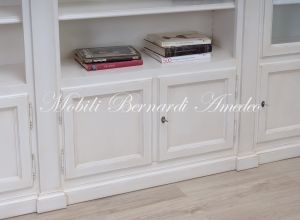 Libreria classica da soggiorno o studio in legno massiccio colore bianco con ante e vani a giorno