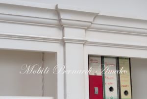 Libreria classica da soggiorno o studio in legno massiccio colore bianco con ante e vani a giorno