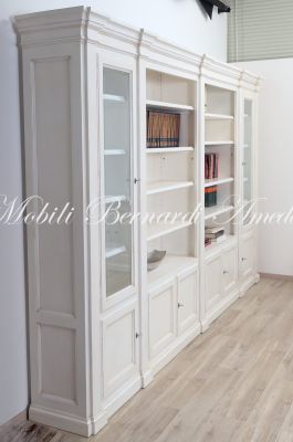 Libreria classica da soggiorno o studio in legno massiccio colore bianco con ante e vani a giorno