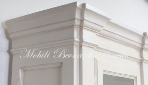Libreria classica da soggiorno o studio in legno massiccio colore bianco con ante e vani a giorno