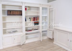 Libreria classica da soggiorno o studio in legno massiccio colore bianco con ante e vani a giorno
