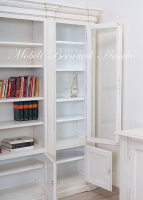 Libreria classica da soggiorno o studio in legno massiccio colore bianco con ante e vani a giorno
