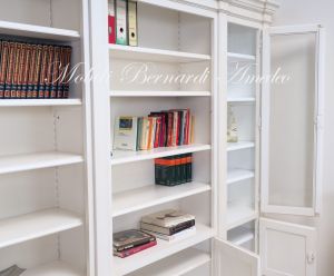 Libreria classica da soggiorno o studio in legno massiccio colore bianco con ante e vani a giorno