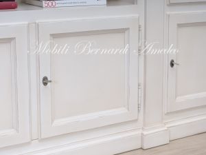 Libreria classica da soggiorno o studio in legno massiccio colore bianco con ante e vani a giorno