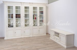 Libreria da studio o soggiorno realizzata in legno massello stile classico con finitura colore bianco anticato