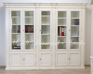 Libreria da studio o soggiorno realizzata in legno massello stile classico con finitura colore bianco anticato