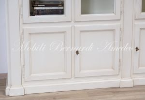 Libreria da studio o soggiorno realizzata in legno massello stile classico con finitura colore bianco anticato