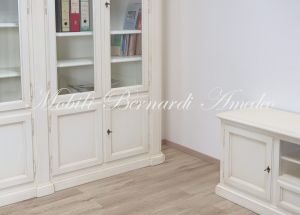Libreria da studio o soggiorno realizzata in legno massello stile classico con finitura colore bianco anticato