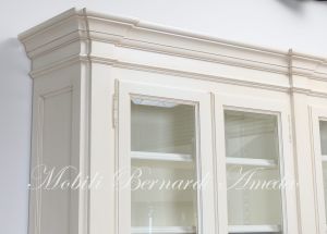 Libreria da studio o soggiorno realizzata in legno massello stile classico con finitura colore bianco anticato