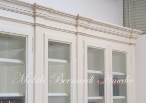 Libreria da studio o soggiorno realizzata in legno massello stile classico con finitura colore bianco anticato