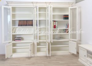 Libreria da studio o soggiorno realizzata in legno massello stile classico con finitura colore bianco anticato