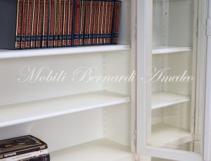 Libreria da studio o soggiorno realizzata in legno massello stile classico con finitura colore bianco anticato