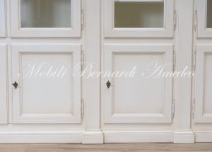 Libreria da studio o soggiorno realizzata in legno massello stile classico con finitura colore bianco anticato