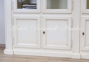 Libreria da studio o soggiorno realizzata in legno massello stile classico con finitura colore bianco anticato