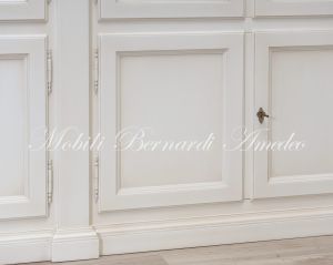Libreria da studio o soggiorno realizzata in legno massello stile classico con finitura colore bianco anticato
