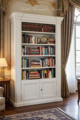 Libreria in legno finitura bianco anticato collocata in una casa classica - elaborazione grafica