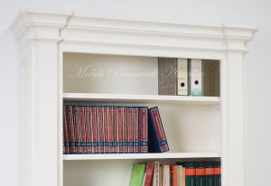 Libreria stile classico in legno massiccio con finitura colore bianco anticato 2 ante e ripiani spostabili