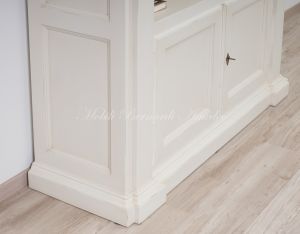 Libreria stile classico in legno massiccio con finitura colore bianco anticato 2 ante e ripiani spostabili