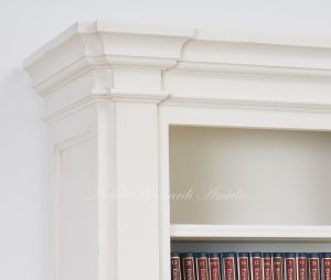 Libreria stile classico in legno massiccio con finitura colore bianco anticato 2 ante e ripiani spostabili