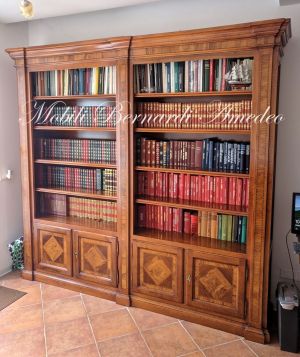 Libreria biblioteca realizzata in legno massiccio di noce stile classico con ripiani spostabili di grosso spessore