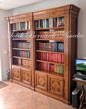 Libreria biblioteca realizzata in legno massiccio di noce stile classico con ripiani spostabili di grosso spessore