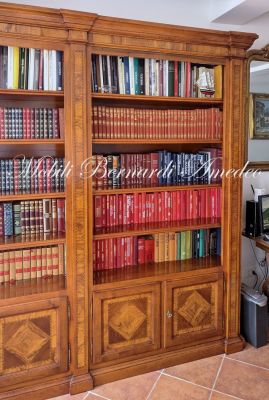 Libreria biblioteca realizzata in legno massiccio di noce stile classico con ripiani spostabili di grosso spessore