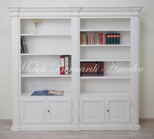 Libreria classica da studio o soggiorno in legno massello con finitura bianco anticato
