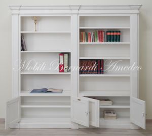 Libreria classica da studio o soggiorno in legno massello con finitura bianco anticato