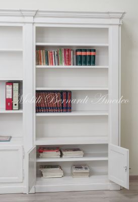 Libreria classica da studio o soggiorno in legno massello con finitura bianco anticato