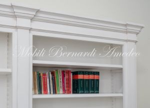Libreria classica da studio o soggiorno in legno massello con finitura bianco anticato