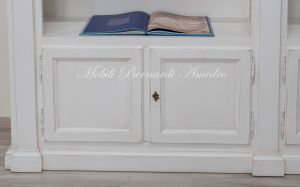 Libreria classica da studio o soggiorno in legno massello con finitura bianco anticato