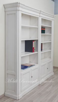 Libreria classica da studio o soggiorno in legno massello con finitura bianco anticato