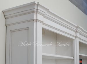 Libreria classica da studio o soggiorno in legno massello con finitura bianco anticato