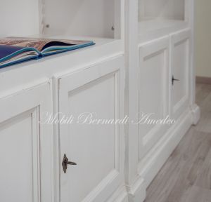 Libreria classica da studio o soggiorno in legno massello con finitura bianco anticato