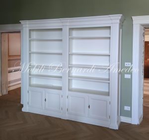 Libreria classica da studio o soggiorno in legno massello con finitura bianco anticato