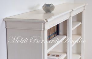 Libreria bassa a giorno in legno massiccio stile classico da soggiorno o studio con finitura laccata bianco
