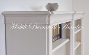 Libreria bassa a giorno in legno massiccio stile classico da soggiorno o studio con finitura laccata bianco