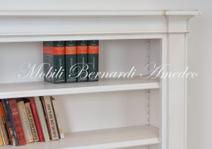Libreria bassa a giorno in legno massiccio stile classico da soggiorno o studio con finitura laccata bianco