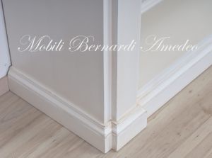 Libreria bassa a giorno in legno massiccio stile classico da soggiorno o studio con finitura laccata bianco