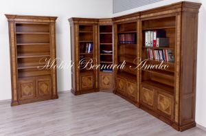 Libreria ad angolo costruita artigianalmente su misura in legno massello di noce con intarsi in ulivo