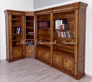 Libreria ad angolo costruita artigianalmente su misura in legno massello di noce con intarsi in ulivo