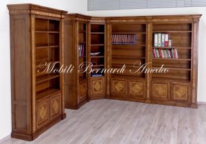 Libreria ad angolo costruita artigianalmente su misura in legno massello di noce con intarsi in ulivo