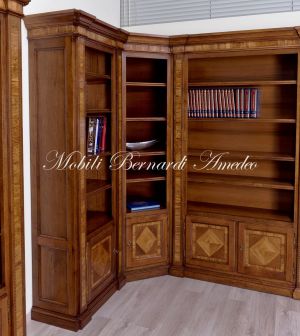 Libreria ad angolo costruita artigianalmente su misura in legno massello di noce con intarsi in ulivo
